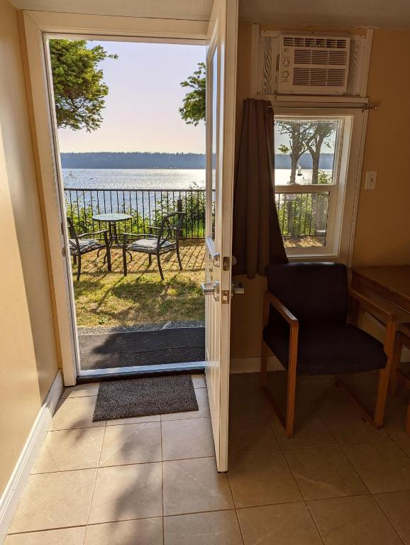 Oceanfront Budget Room 1 Queen Downstairs - Photo 1